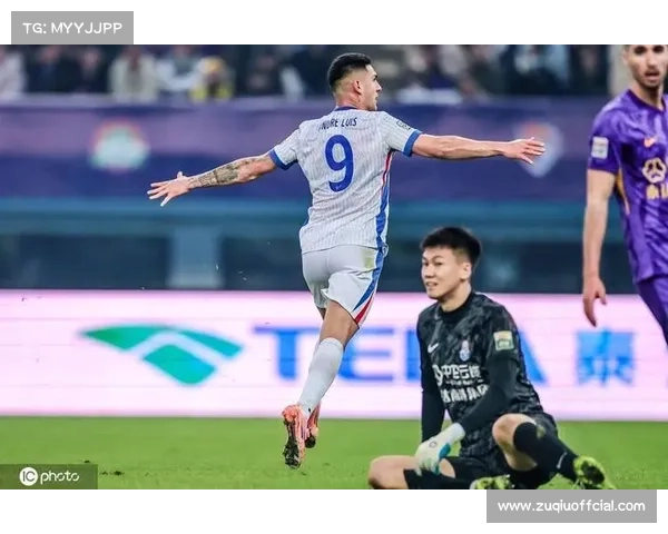 上海申花客场3-1战胜天津津门虎，阿苏埃、吴曦、路易斯先后破门